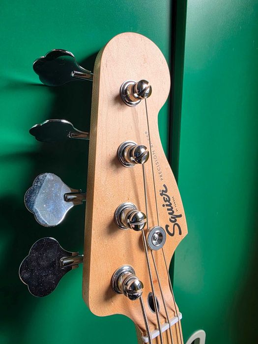 Fender Squier Електрическа Бас китара като Нова