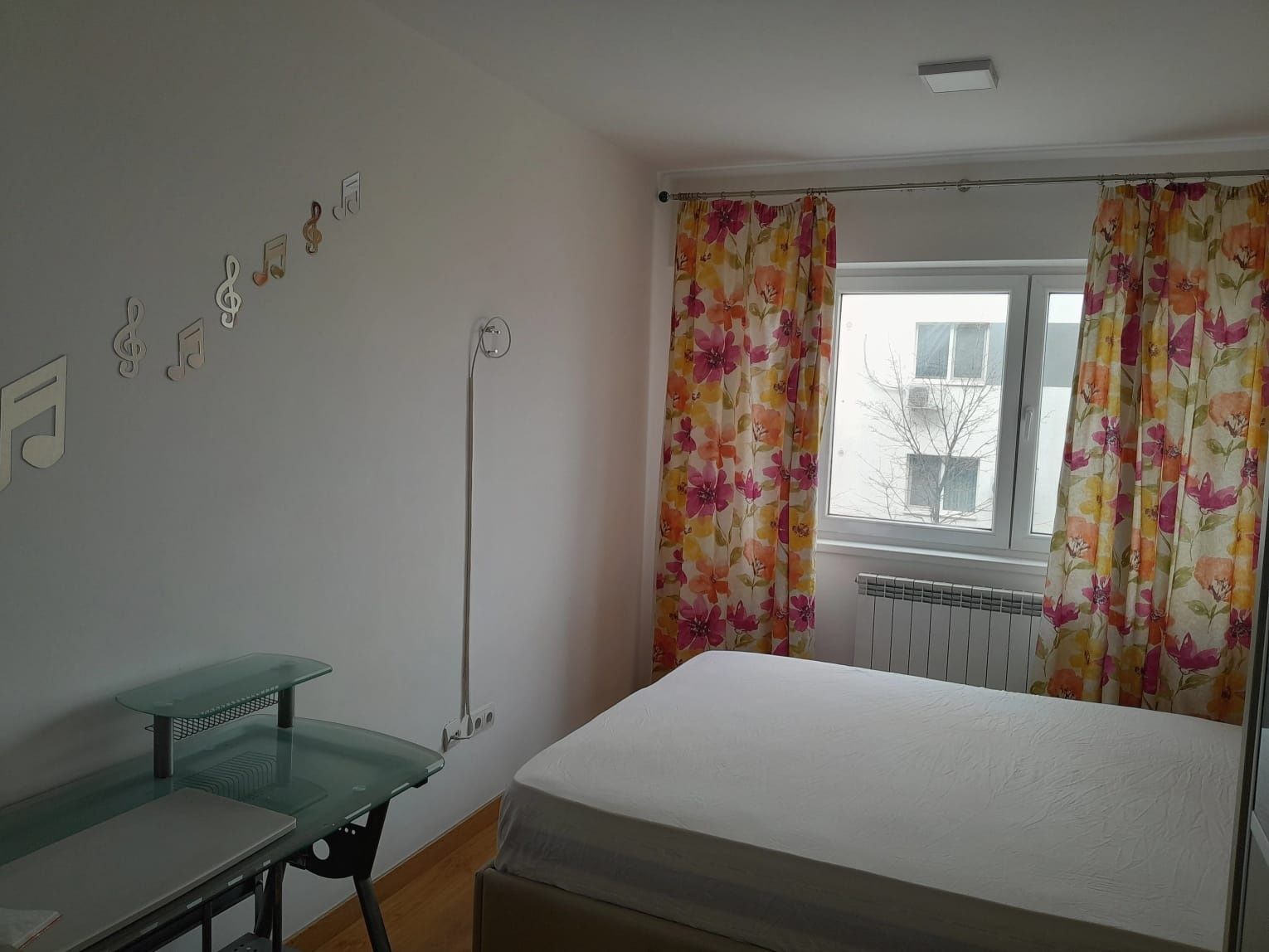 Vând apartament cu 3 camere, 2 bai +2 boxe depozitare+loc de parcare