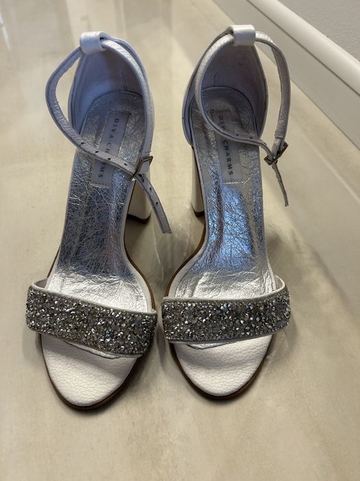 Sandale albe cu pietricele