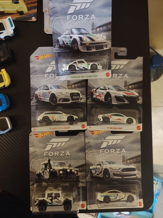 Hot Wheels колички.