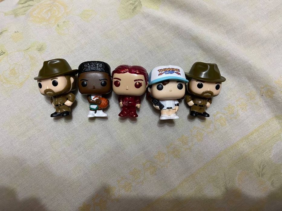 Продаются игрушки очень странные  дела и фиксики