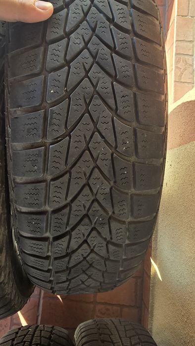 Vand 50 lei/buc 4 anvelope IARNA 175 65 15 + capace cadou r15