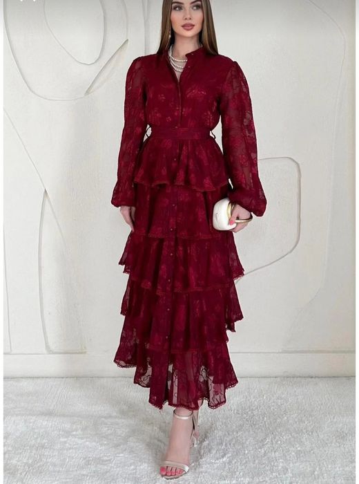 Rochie brodată cu volane suprapuse