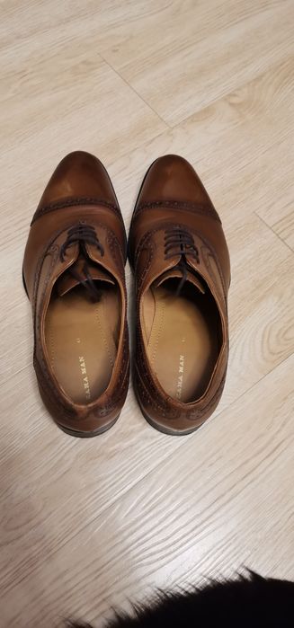 Vând pantofi eleganți de bărbați.