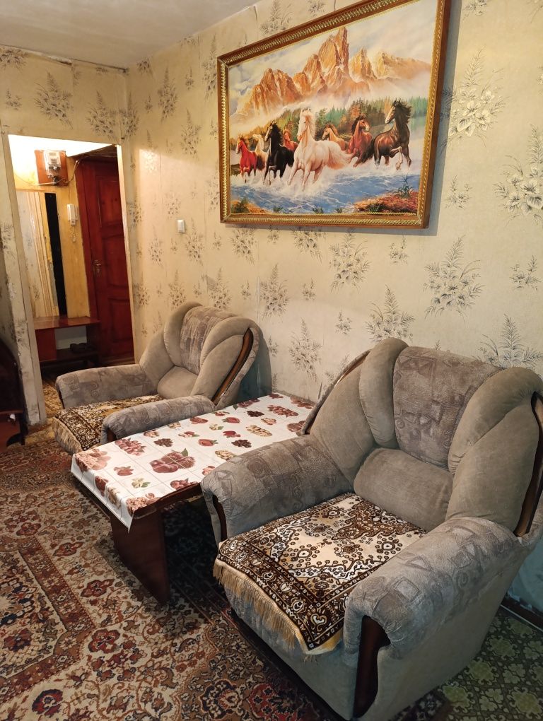 Сдаю посуточно,по часам,на ночь 1 ком.кв. в 7 мкр 19 д.район 39 школы