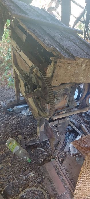 Mașină de bătut, curățat porumb manuala foarte veche