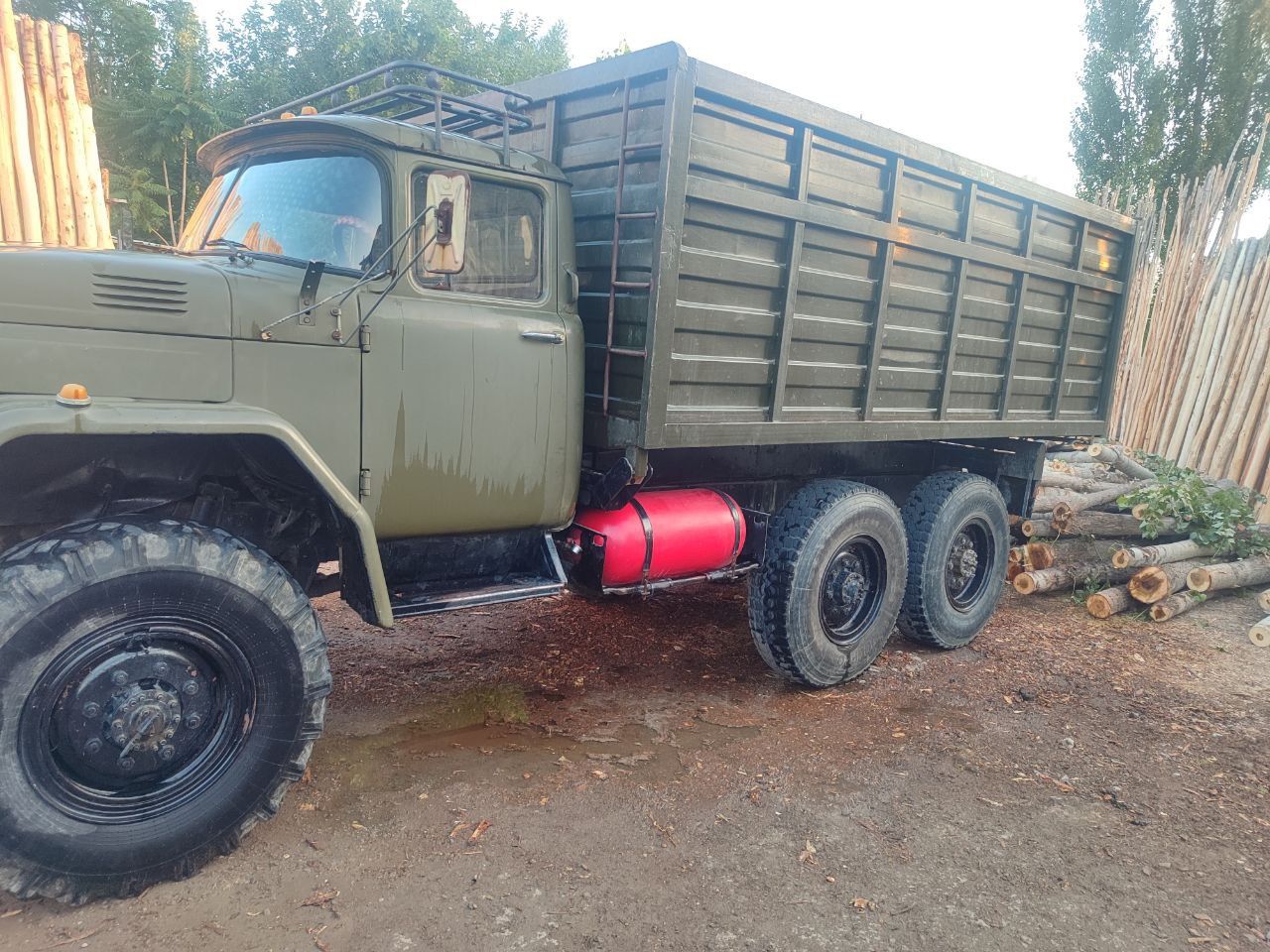 Zil 131 holati ideal yili 2003 toq yashil rangda metan gaz.