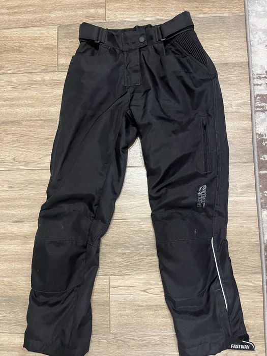 Pantaloni moto aproape noi