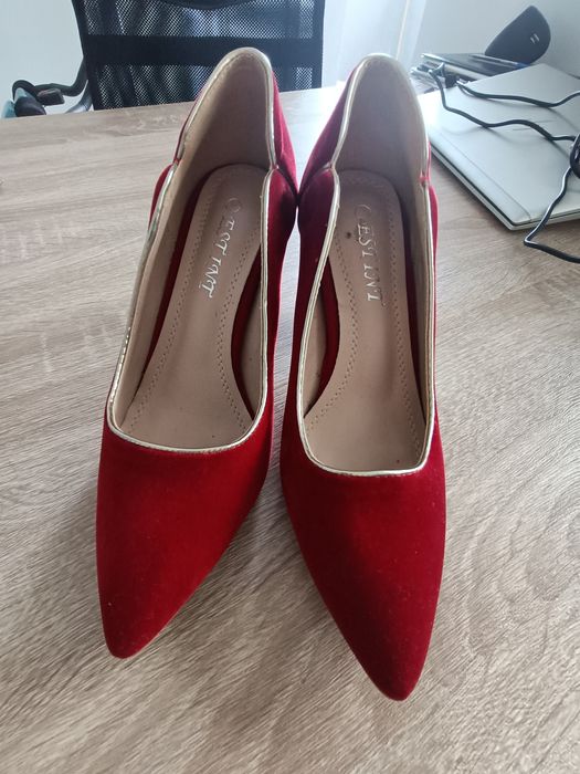 Pantofi Roșii de Catifea