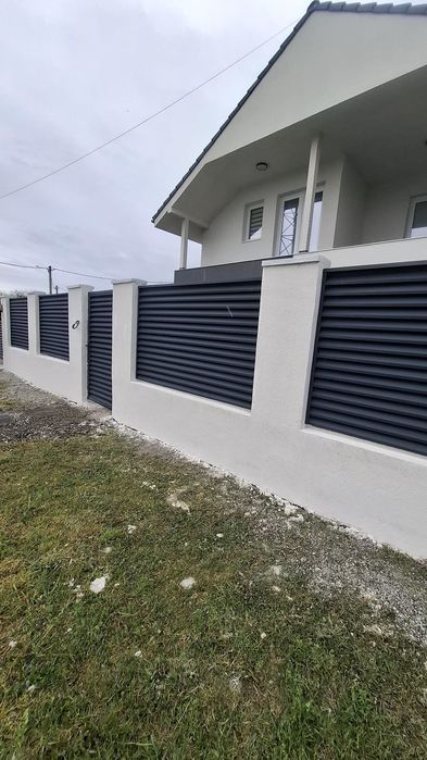 Construim garduri si porti din sipca metalica, panouri stil jaluzele,