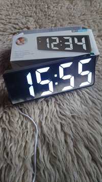 Часовник с големи цифри , температура , аларма и много функции