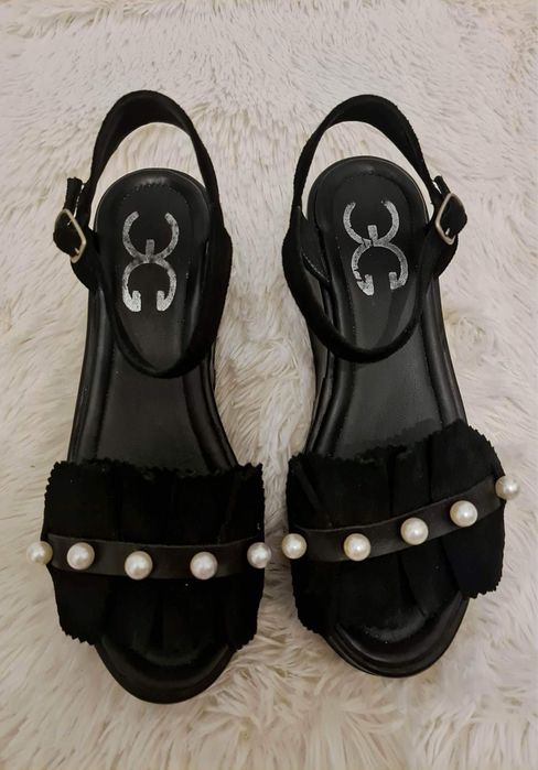 Sandale negre din piele cu perle