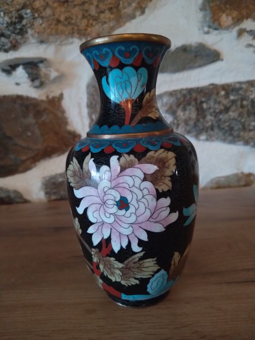 Продавам антикварна ваза бронз месинг клетъчен емайл