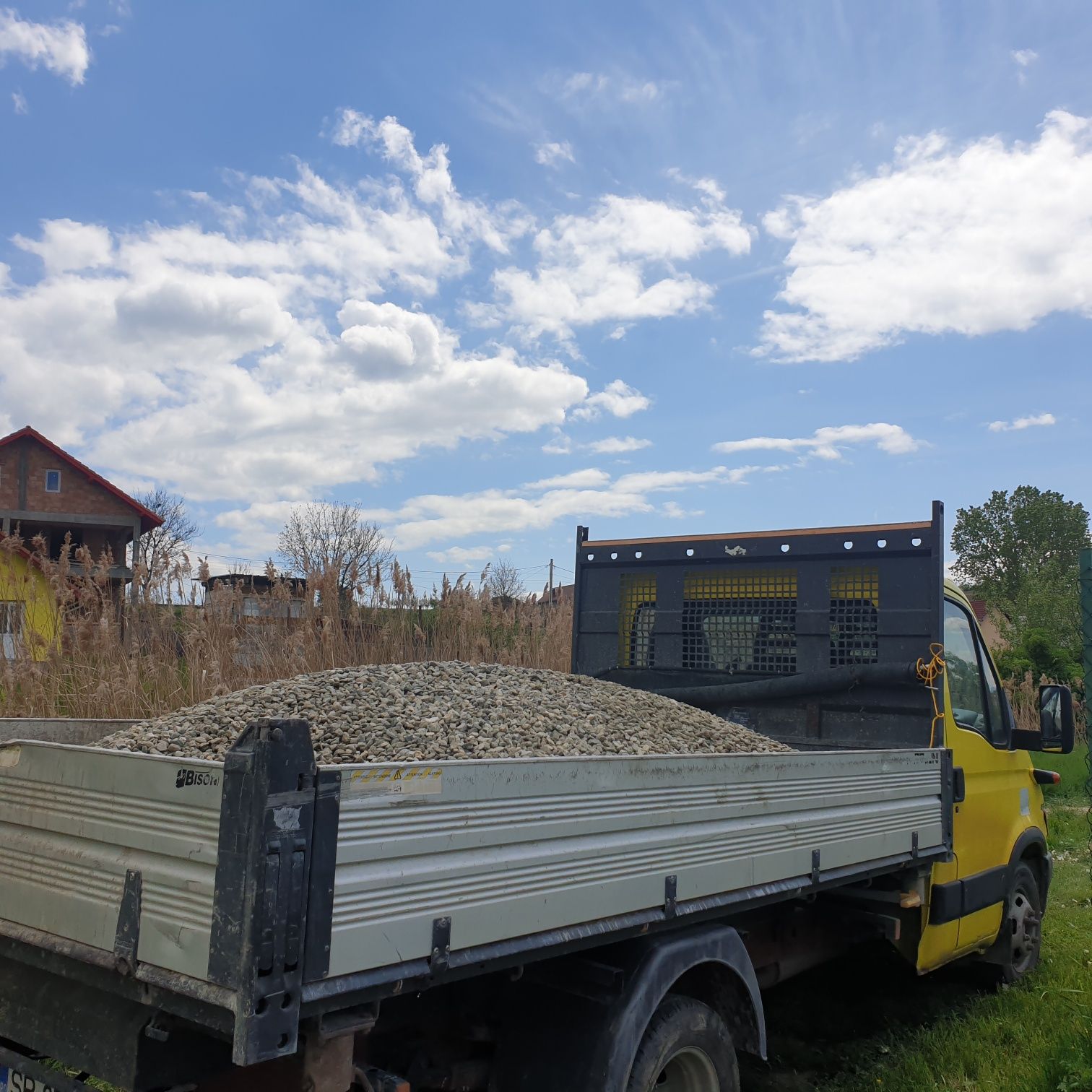 Vand si transport nisip, sort, pietris, piatra concasata, pamant negru