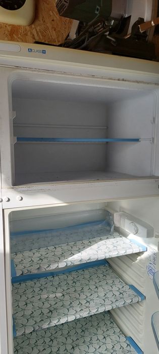 Vând frigider Indesit