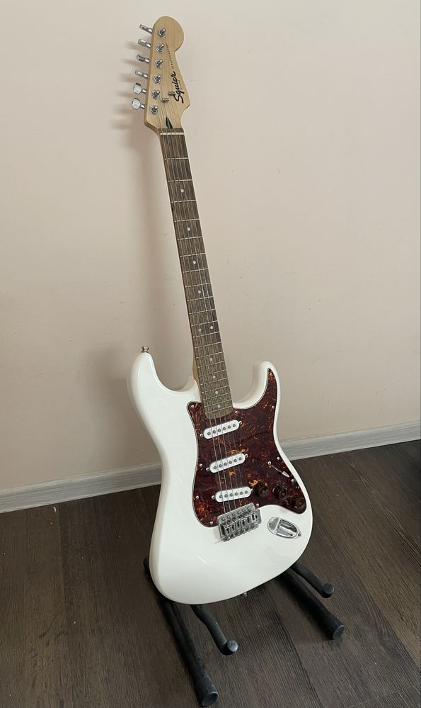 Продается электрогитара Squier by Fender Stratocaster