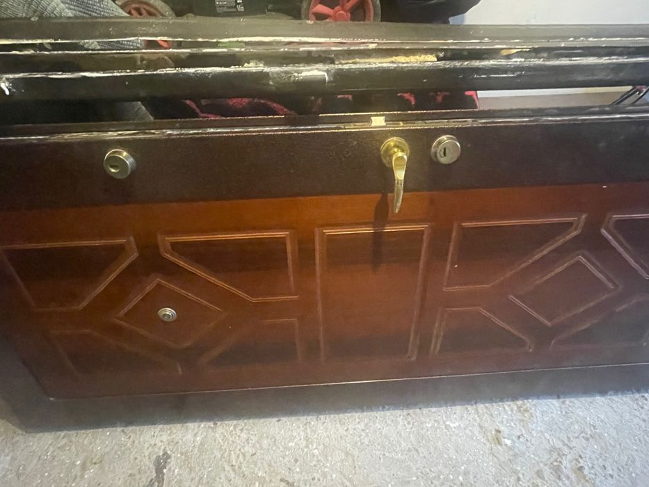 Usa metalica intrare apartament, culoare maro.