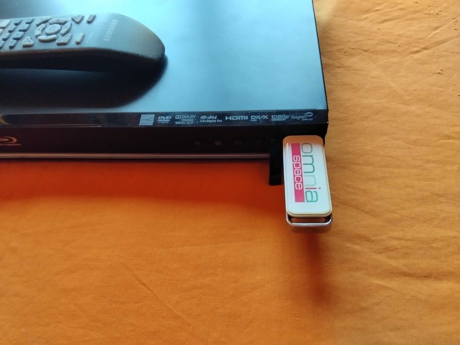 страхотен 3D BLUE RAY USB дивиди плър Самсунг нов внос Германия
