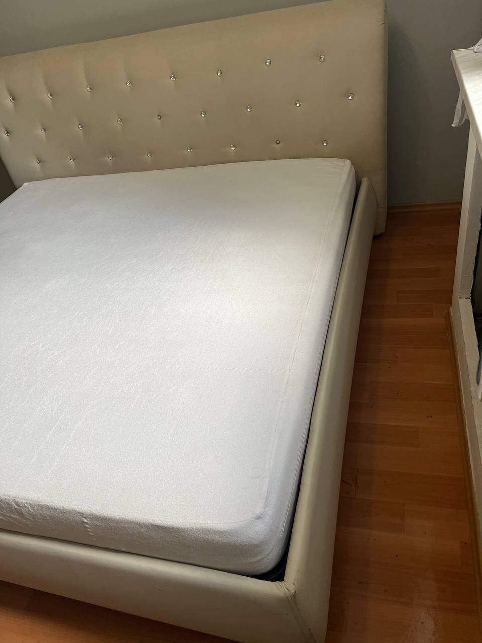 Двуспальная кровать