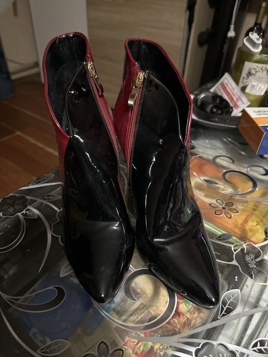 Боти лак червено и черно