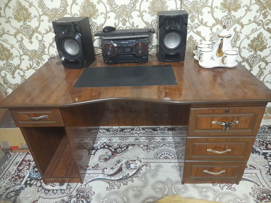 Офисная парта в хорошем состоянии