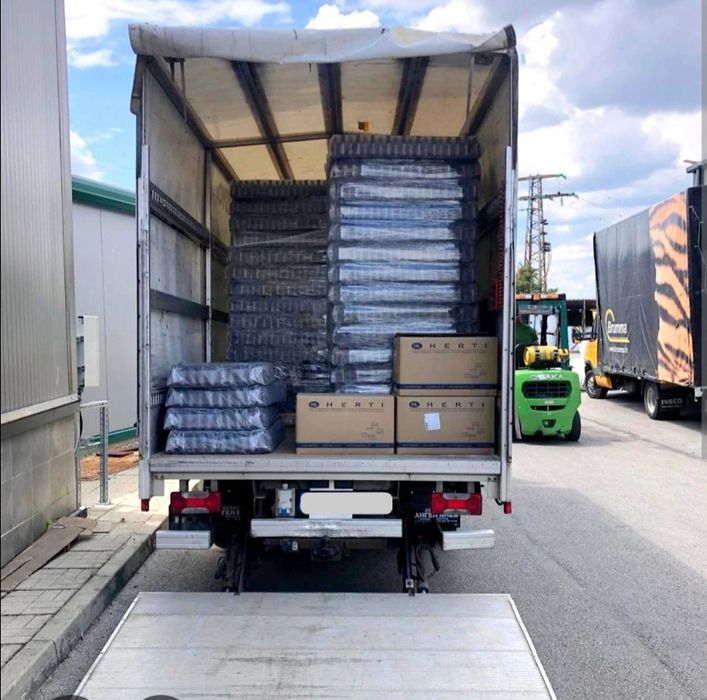 Бус с падащ борд под наем