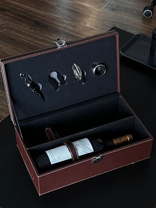 Cutie pentru sticla de vin cu accesorii
