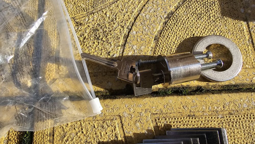 Хоризонтална двустранна брава греда