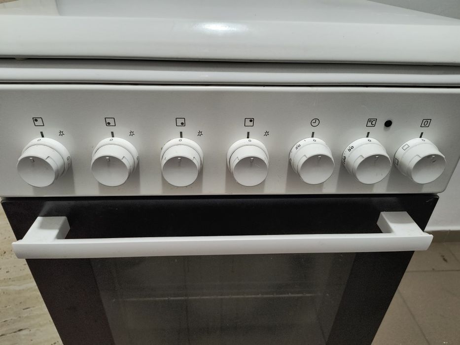 Aragaz cu cuptor electric Electrolux