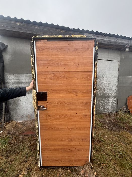 Толстая стальная дверь