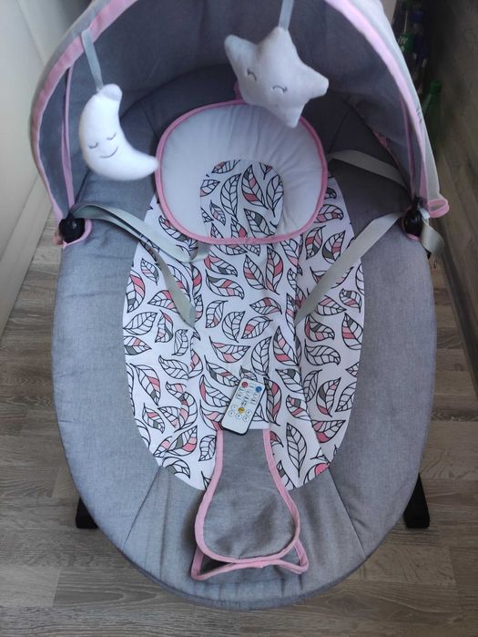 Продавам в добро състояние електрическа люлка Moni Meira