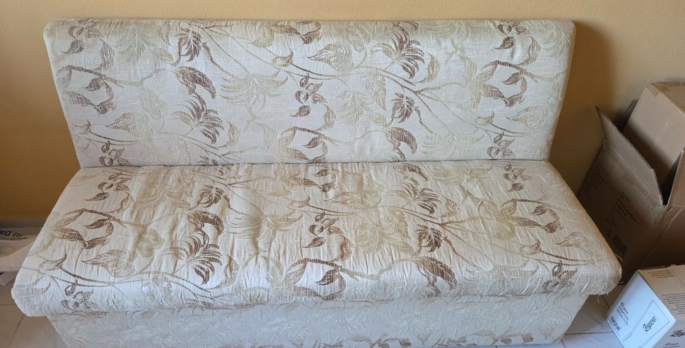 Продава два дивана