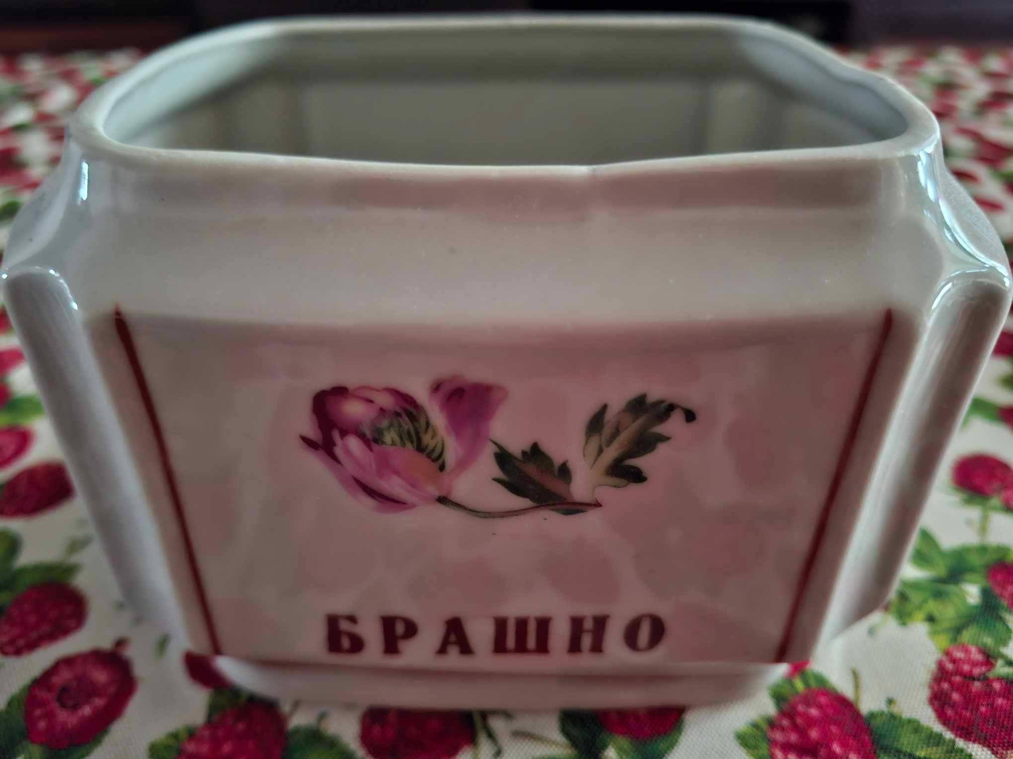 Буркани за съхранение на подправки.