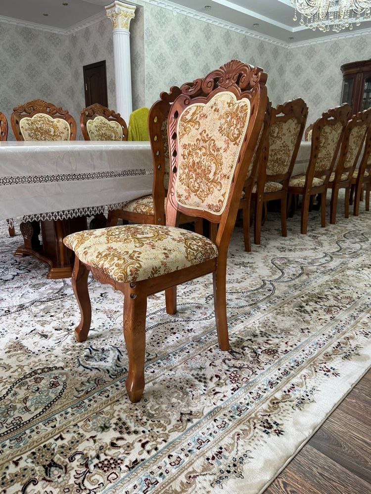 Продаётся стол со стульями