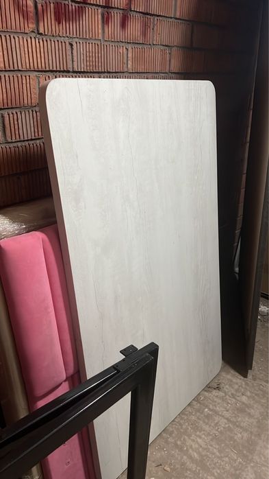 Стол с железными ножками