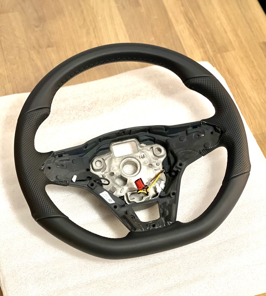 Volan passat golf tesit cu piele perforata