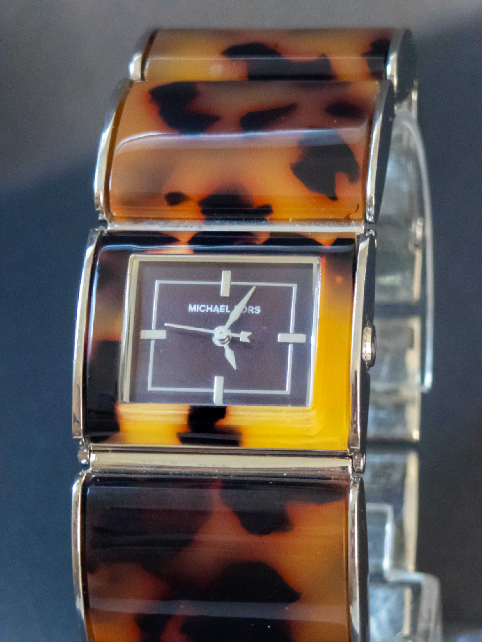 Продавам часовник Michael Kors