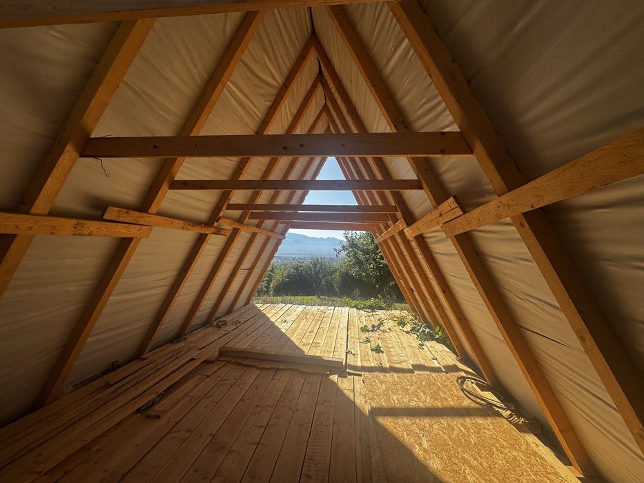 Vand teren cu cabana tip A frame in Vulcan Brasov