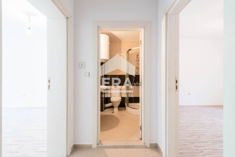 Продава се Тристаен апартамент в Варна, м-т Траката - 90 кв.м за 1956 €/кв.м - Снимка #11