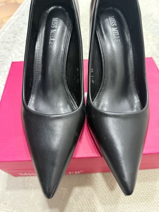 Продаю туфли черные и белые