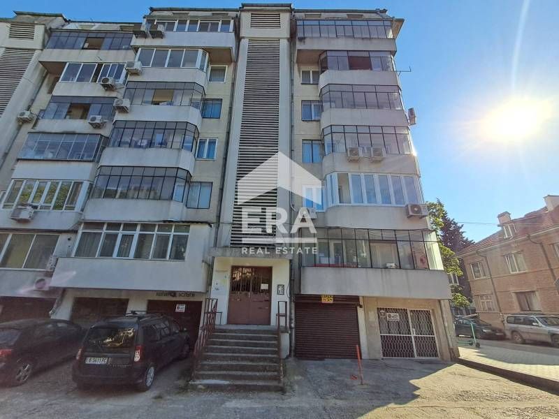 Двустаен, частично обзаведен апартамент под наем, с отделна кухня, в т