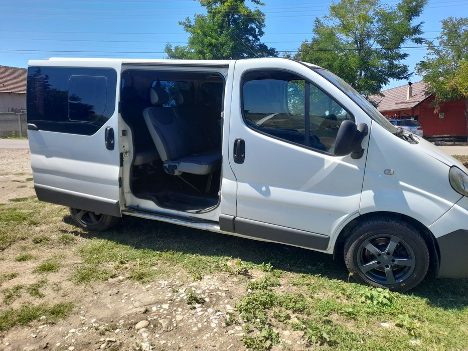 Vând Nissan Primastar Renault Trafic 2.0Diesel 9locuri recent înmatric