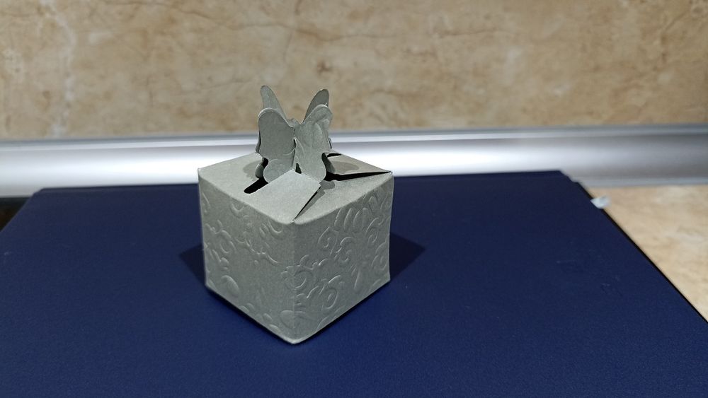 Кутийка за малки подаръчета с пеперуда