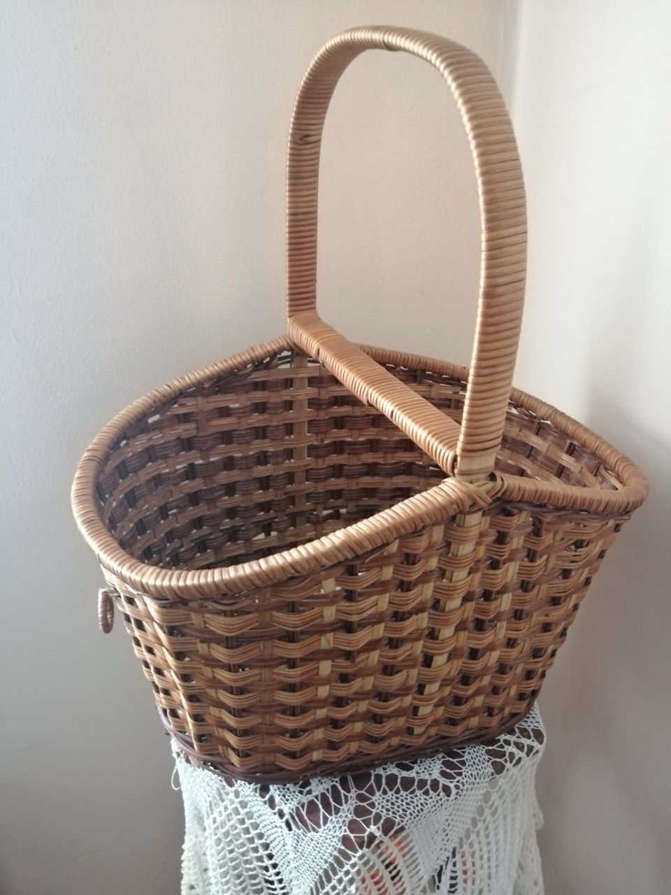 Плетена кошница с декорация