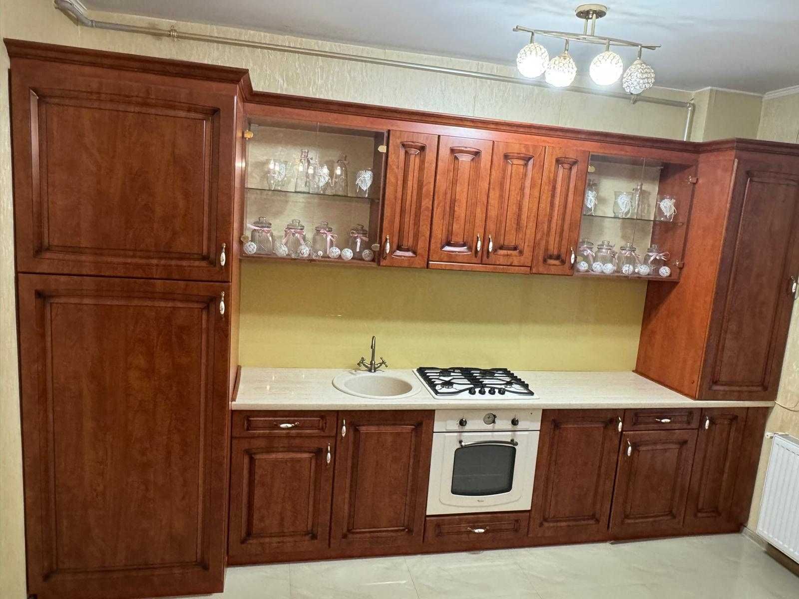 Mobilier de bucatarie / living + hota, cuptor si aragaz