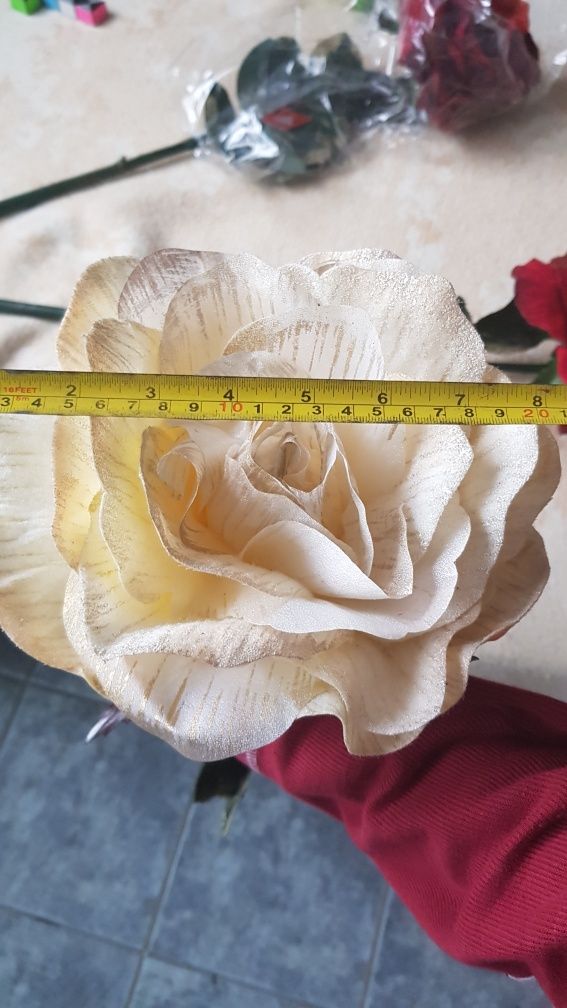 Trandafir uriaș artificial