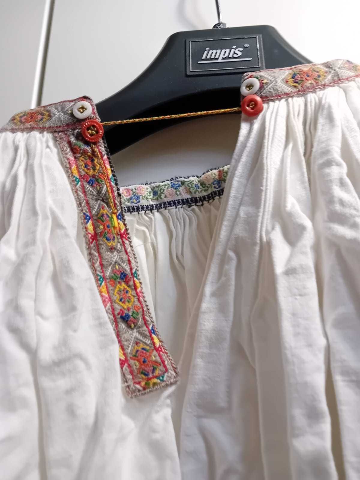 De vanzare camasi populare autentice (aprox 100 de ani)din Ardeal