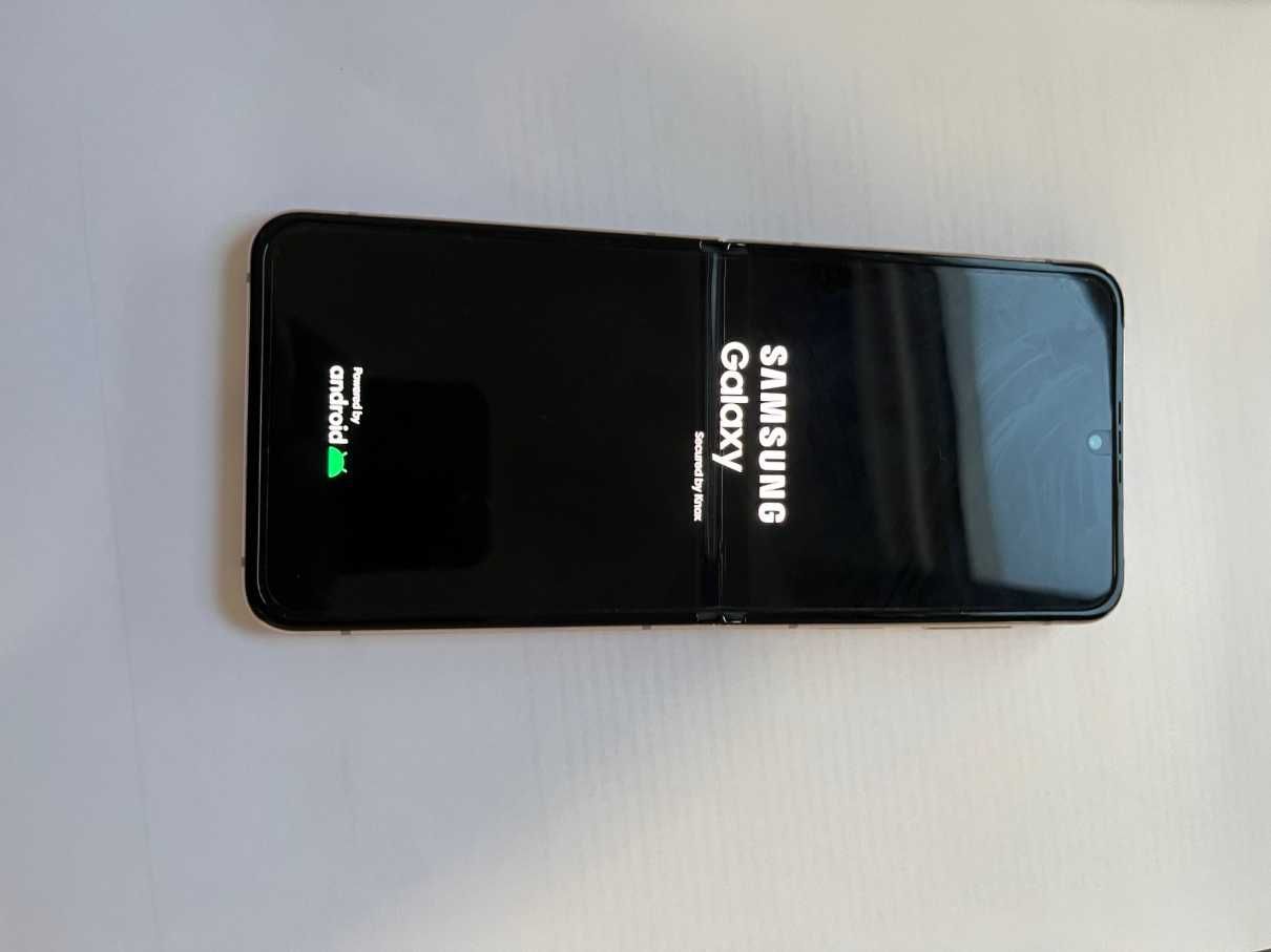 Samsung Galaxy Z Flip 4 Pink Gold. Отлично състояние - със зарядно.