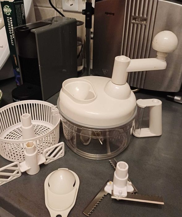 Vand pachet: robot bucatarie, blender, storcator fructe si tocator