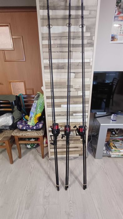 Продавам PROLOGIC три въдици с макарите и калъф чисто нови